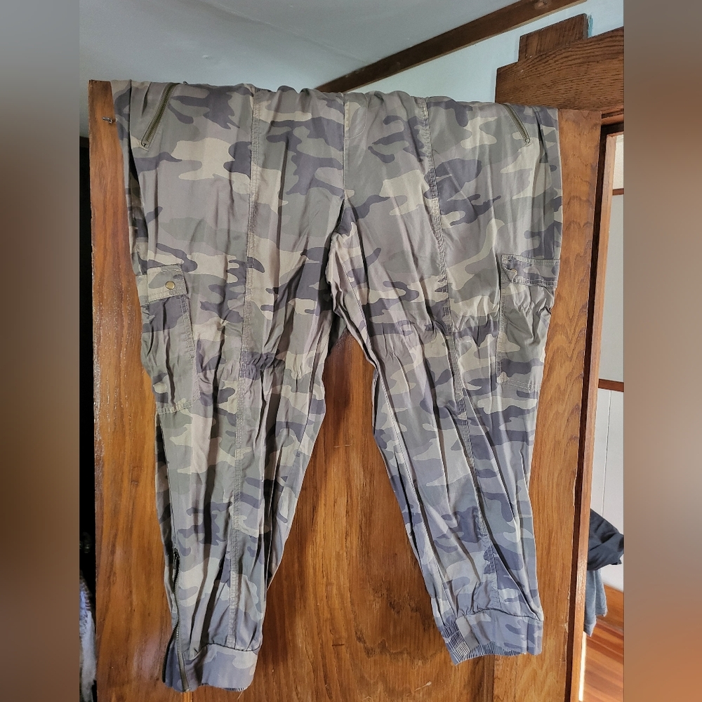 Camo nwt lane Bryant joggers